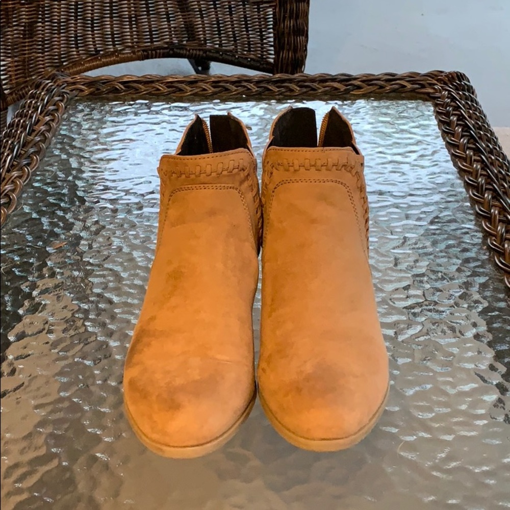 Indigo Rd tan booties